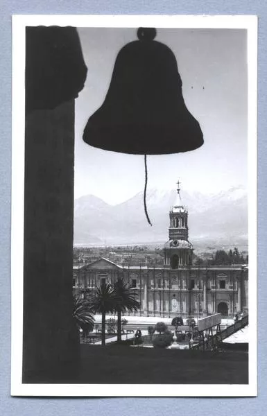 Vista de la Catedral de Arequipa, desde el Campanario  [fotografía]