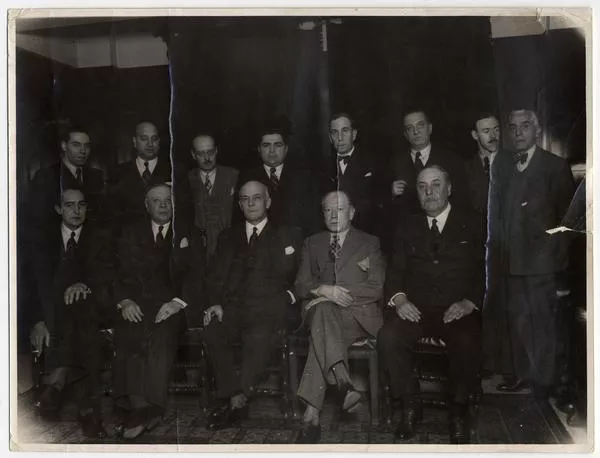 [Grupo de hombres en reunión no identificada]  [fotografía]