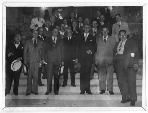 [Guillermo Feliú Cruz y grupo de personas]  [fotografía] Foto Steiner.