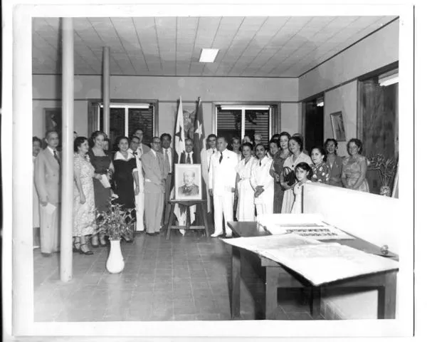 [Galileo Patiño, diplomáticos y funcionarios de biblioteca]  [fotografía].