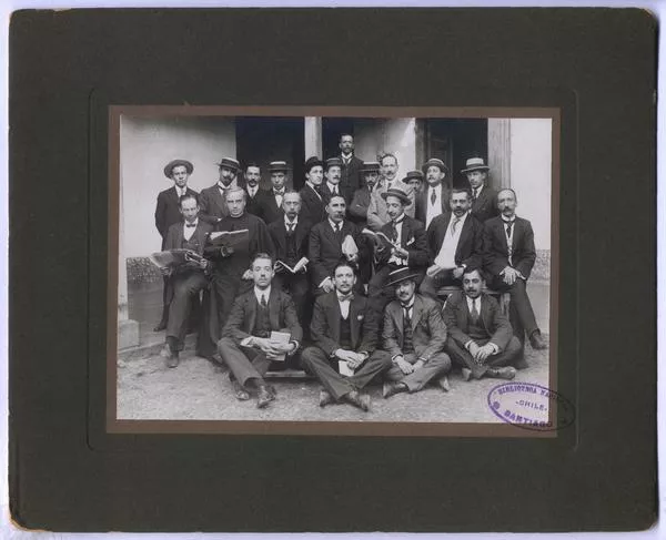 [Grupo leyendo en el Monasterio de Santa Clara]  [fotografía].