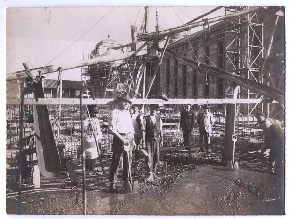 [Biblioteca Nacional en construcción, se divisan andamios y trabajadores]  [fotografía].