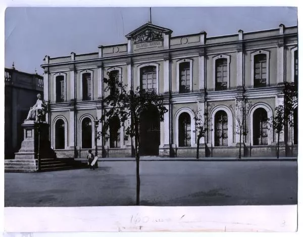 [Edificio del Real Palacio del Tribunal del Consulado, albergó a la Biblioteca Nacional, entre 1886 y 1925]  [fotografía].