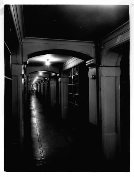 [Biblioteca Nacional. Sección Chilena, almacenes de libros]  [fotografía].