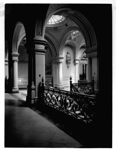 [Biblioteca Nacional. Segundo piso, se divisa una de las escalas de bajada y parte de una cúpula, del sector poniente]  [fotografía].