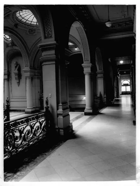 [Biblioteca Nacional. Segundo piso, se divisa una de las escalas de bajada y parte de una cúpula, del sector poniente]  [fotografía].