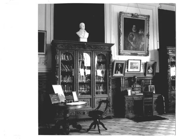 [Biblioteca Nacional. Sala José Toribio Medina, sala del Conservador, se divisan estanterías, un escritorio y cuadros]  [fotografía].