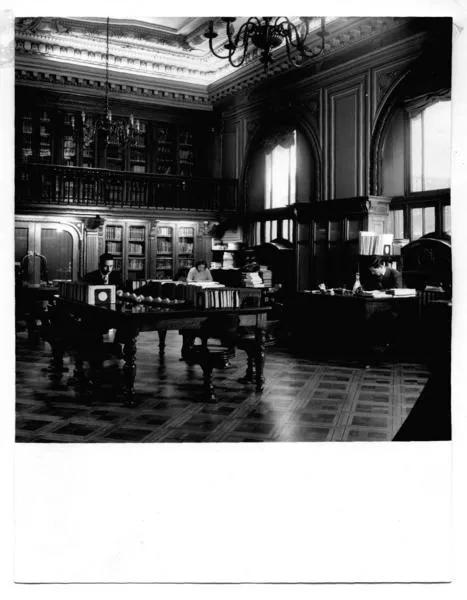 [Biblioteca Nacional. Sala de lectura de la Biblioteca Americana de Diego Barros Arana, se divisan mesas con libros y estanterías]  [fotografía].