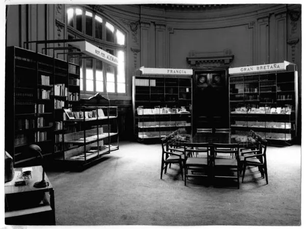 [Biblioteca Nacional. Exposición de material bibliográfico de países]  [fotografía].