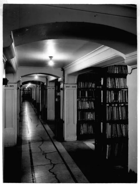 [Biblioteca Nacional. Estanterías de depósito]  [fotografía].