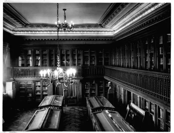 [Biblioteca Nacional. Salón del Museo Bibliográfico, se divisan estanterías y mesas de exhibición]  [fotografía].