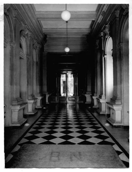 [Biblioteca Nacional. Vestíbulo de la entrada al edificio por calle Moneda]  [fotografía].