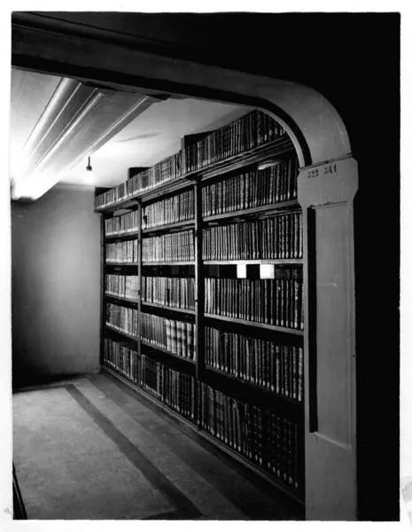 [Biblioteca Nacional. Estanterías del fondo bibliográfico]  [fotografía].