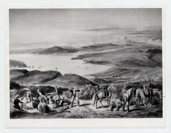 [Grupo de personas compartiendo, junto a unos caballos de paseo. De fondo la vista de un puerto]  [fotografía].