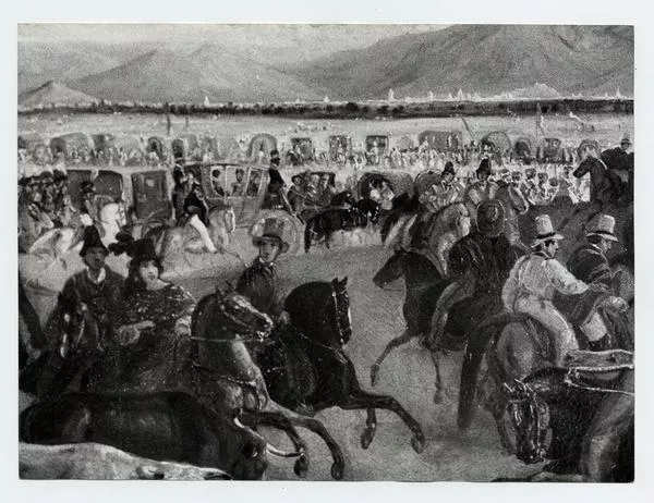 [Celebración de fiestas patrias, detalle de la imagen, hombres a caballo y unos carruajes; titulada "Llegada del Presidente Prieto a la Pampilla"]  [fotografía].