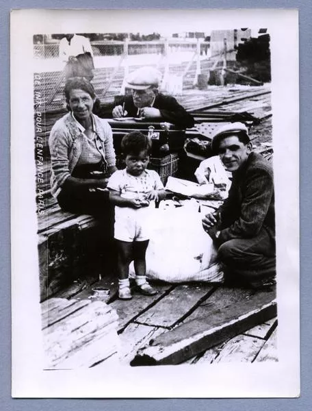[Grupo familiar de refugiados españoles, tres adultos y un niño]  [fotografía] Foto Lerner.