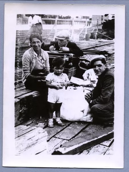 [Grupo familiar de refugiados españoles, tres adultos y un niño]  [fotografía] Foto Lerner.