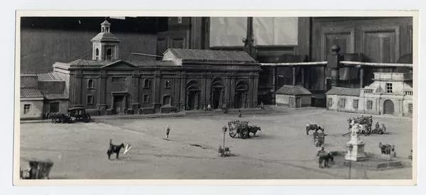 [Maqueta : vista de una plaza con edificios y carruajes de la ciudad de Santiago]  [fotografía].