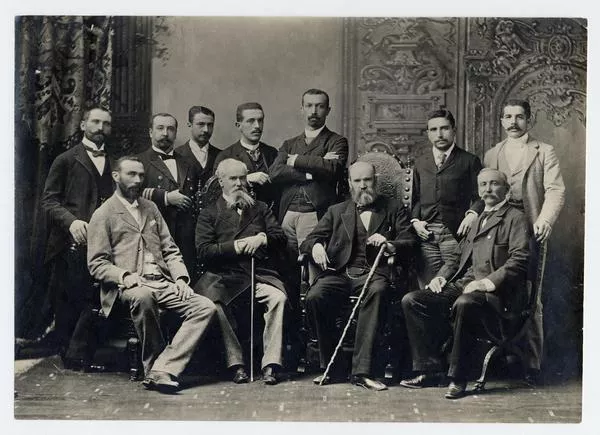 [Comisión de la Patagonia: personajes sentados : Alejandro Bertrand H. (Chile), Octavio Pico (Argentina), Diego Barros Arana, Julio U. Díaz (Argentina); de pie: Fernando Dosset (Argentina), Vicente Merino Jarpa (Chile), y otros]  [fotografía].