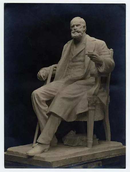 [Monumento de Diego Barros Arana, sentado vista de costado]  [fotografía] Photo Art, J. Roseman.