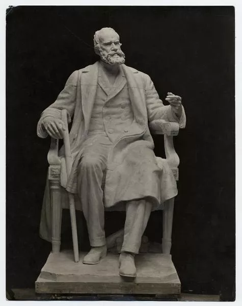 [Monumento de Diego Barros Arana, sentado vista de frente]  [fotografía] Photo Art, J. Roseman.