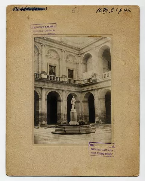 [Archivo de Indias, patio interior, se divisa en el centro una estatua, Sevilla]  [fotografía].