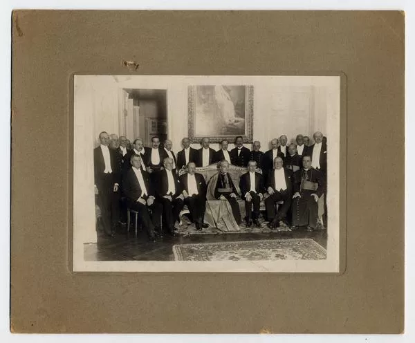 [Grupo social, algunos personajes sentados de izquierda a derecha : Guillermo Meller Collier (Embajador de EEUU), Barros Borgoño, Matte, Nuncio Apostólico y Manuel Rivas Vicuña, entre otros]  [fotografía].