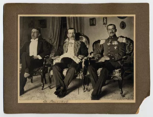 [Delegación de tres personalidades en Bolivia, La Paz. Secretario Rodríguez Mendoza, agregado militar, Sr. Ahumada]  [fotografía].