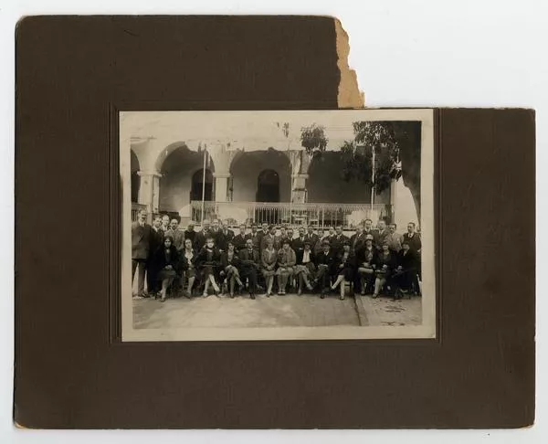 [Reunión social en el Cerro Santa Lucía, se destacan : Guillermo Feliú Cruz, A. Castro Pastene, Elvira Solezzi, Ofelia Allende, Clementina Santibañez, Tomás Thayer Ojeda, E. Aldunate Larraín, Manuel Cruzat Vera, entre otros]  [fotografía].