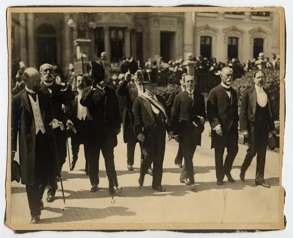 [Cambio de mando, al centro el Presidente Ramón Barros Luco, caminando, antes de entregar la Presidencia]  [fotografía].