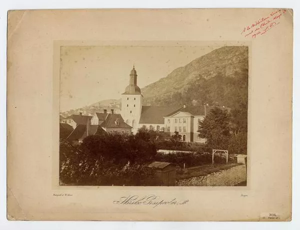 [Vista parcial de la Catedral de Bergen, Noruega]  [fotografía] Photografi AF M. Selmer.