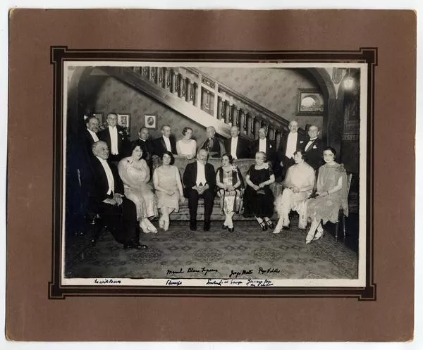 [Reunión social, algunos a participantes : Manuel Rivas Vicuña, Nuncio Apostólico, Manuel Blanco Figueroa, Jorge Matte, Pepe Valdés, Juana Ossa de Valdés y otros]  [fotografía].
