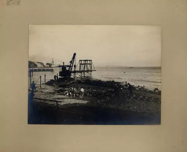 [Muelle de faena, se divisa una grua, rieles de ferrocarriles y algunas personas]  [fotografía].