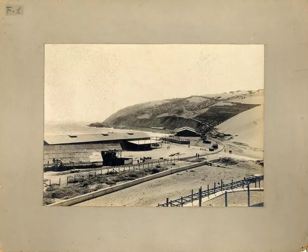 [Vista de la línea férrea de terminal ferroviario]  [fotografía].