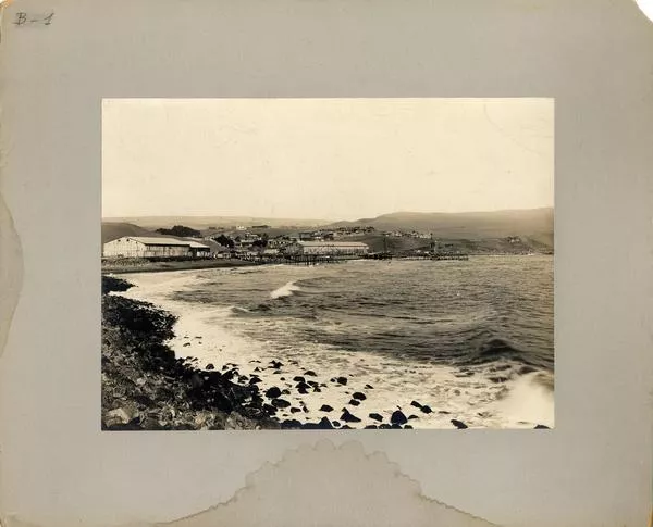 [Vista de la playa y del embarcadero]  [fotografía].