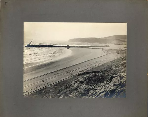 [Vista general de las vías férreas y del terminal marítimo]  [fotografía].