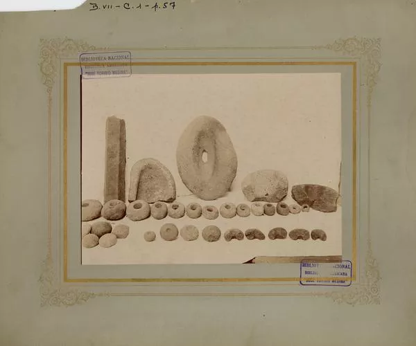 Excavaciones [arqueológicas] de la hacienda de Cauquenes : piedras horadadas, morteros en piedra [fotografía].