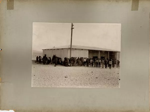 [Trabajadores y sus familias en la pampa de Atacama, Industria salitrera]  [fotografía].