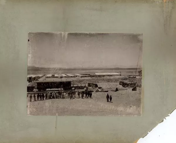 [Locomotora y zona de campamento de oficina salitrera en la pampa]  [fotografía].