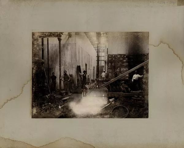 Obreros en faenas de trabajo  [fotografía].