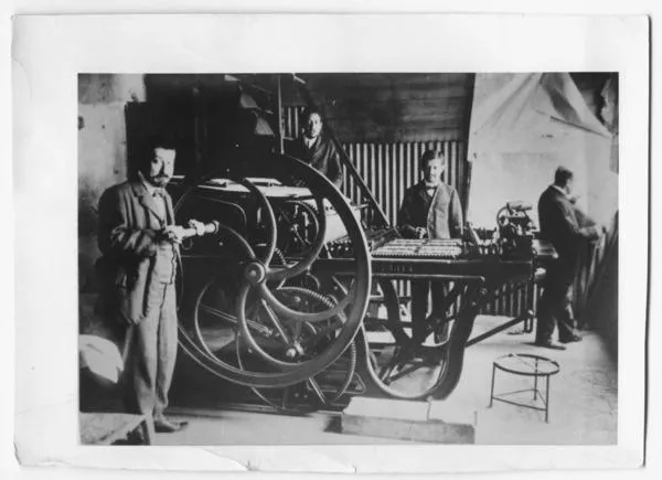 [José Toribio Medina y 3 operadores de la prensa rotatoria "Marinoni", de origen francés]  [fotografía].