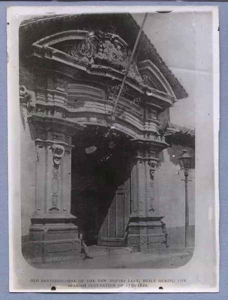 [Fachada de una casa construida en el antiguo Santiago, durante la ocupación española 1750-1810]  [fotografía].
