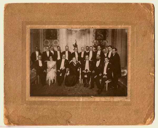 [Retrato de Manuel Rivas Vicuña, en una fiesta de etiqueta, posa junto a dos señoras y un grupo de caballeros]  [fotografía].