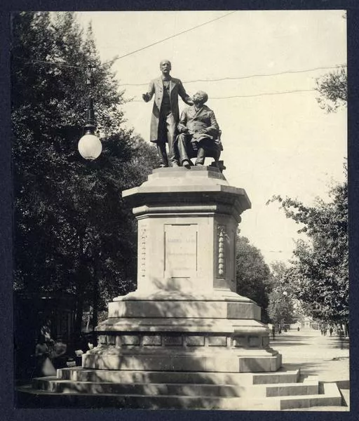 [Monumento a los hermanos Amunátegui]  [fotografía]