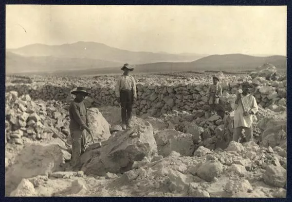 [Obreros de la pampa salitrera]  [fotografía]