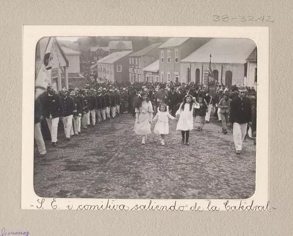 S . E. i comitiva saliendo de la Catedral [de Ancud]  [fotografía]Ricardo Jiménez.