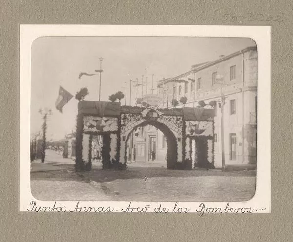 Punta Arenas: Arco de los bomberos. [Fotografía] Ricardo Jiménez.