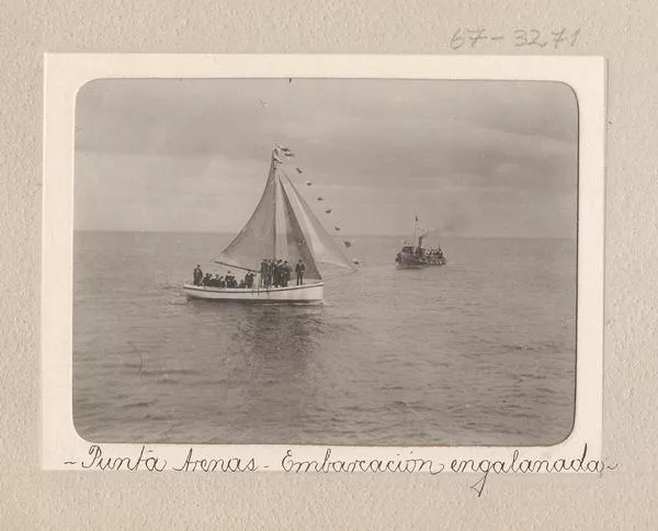 Punta Arenas, embarcación engalanada  [fotografía] Ricardo Jiménez.
