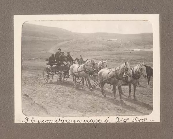 S. E. i comitiva viaje a Río Oro  [Fotografía] Ricardo Jiménez.