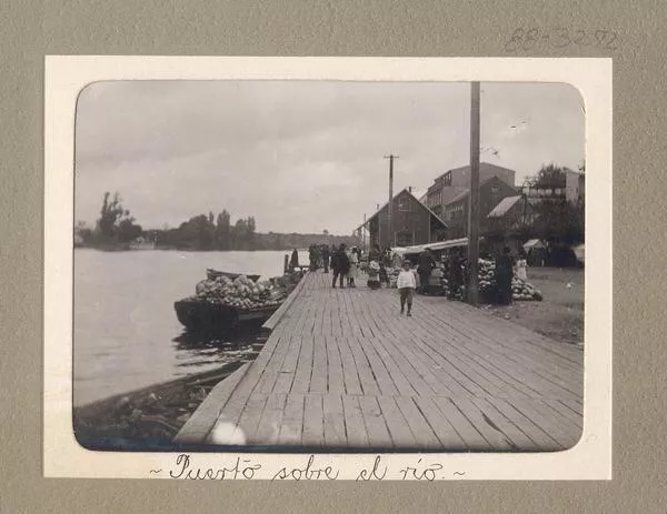 Puerto sobre el Río  [fotografía]